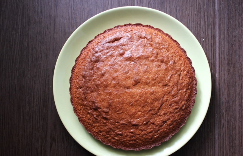 1. Этап. Бисквит с корицей: 4. Форму для выпекания смазываем маслом или застилаем бумагой для выпечки, переливаем в неё полученное тесто, которое затем отправляем в духовой шкаф на 25-30 минут при температуре 180 градусов. Приятного аппетита!