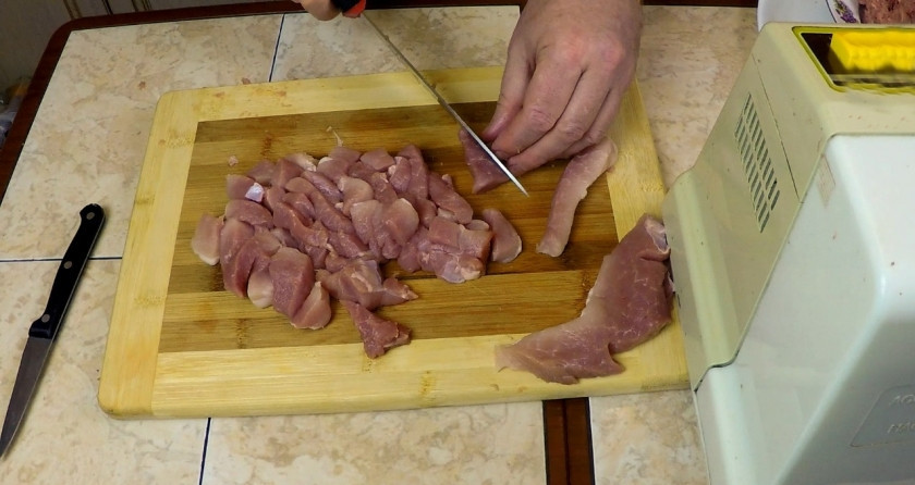 1. Этап. Супербургер от дяди Сэма: Режем свинину под нарубку в кухонном комбайне. Измельчаем в блендере до тягучей массы.