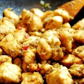 1. Этап. Зеленое карри из курицы с ананасами: Снимаем с огня, добавляем пасту карри, перемешиваем и оставляем так на 5 минут.