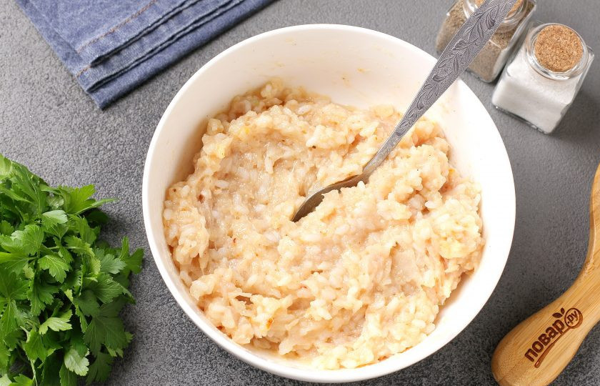 1. Этап. Куриные тефтели в духовке в сливочно-сырном соусе: Хорошо перемешайте.