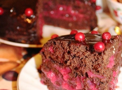 1. Этап. Брусничный торт: 4. Для глазури смешаем какао, сахар, добавим 0,5 ч. ложки растительного масла без запаха и 3 ст.л. очищенной воды. Доводим до кипения и поливаем торт сверху. Готово!