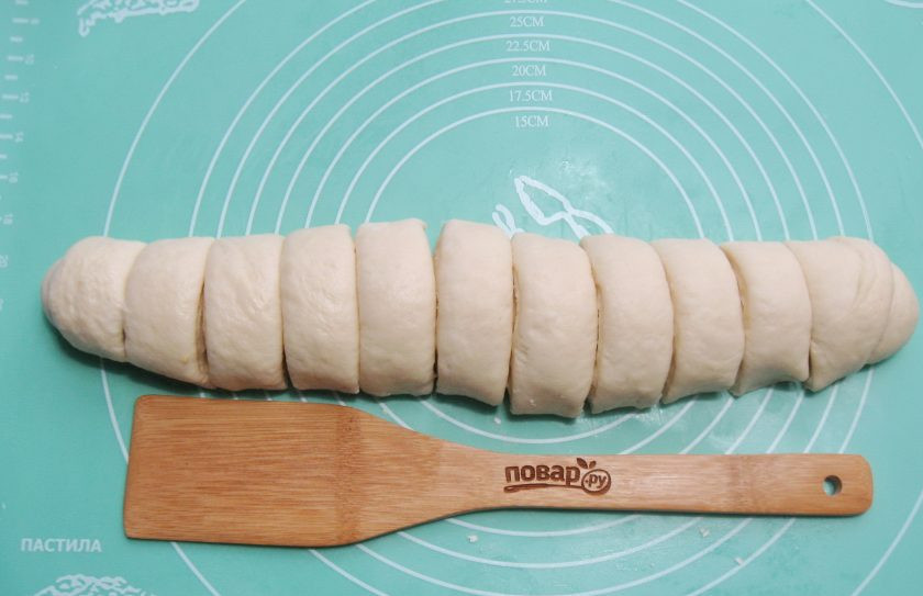 1. Этап. Белая глазурь для булочек: Рулет теста разрежьте на кусочки шириной 3-4 см.