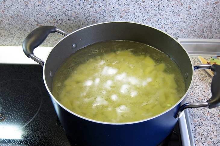 1. Этап. Солянка с маслинами и лимоном: В кипящей, подсоленной воде варим очищенный и порезанный картофель. Не забывайте удалять появляющуюся пену!