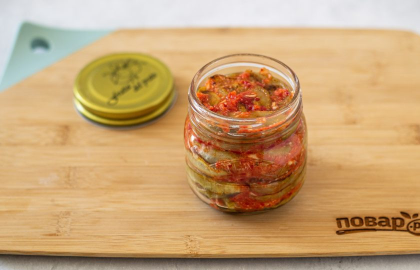 1. Этап. Баклажаны с острым перцем и чесноком: Закрутите крышку, уберите на 1-2 дня. Хранить закуску необходимо в холодильнике.