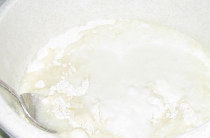 1. Этап. Оладушки из простокваши: 1. Для начала в глубокую мисочку просейте муку. Добавьте сахар, соль, соду.