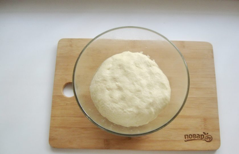 1. Этап. Дрожжевой пирог с малиной: Замесите мягкое, эластичное тесто, которое может немного липнуть к рукам. Выложите тесто в миску и накройте полотенцем. Поставьте в теплое место.