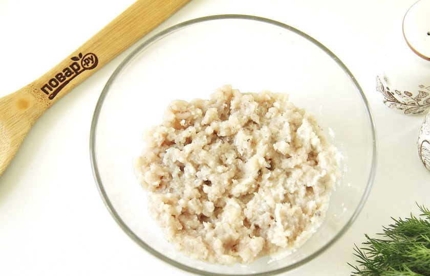 1. Этап. Котлеты из щуки на пару: Щуку очистите от чешуи, выпотрошите, промойте и удалив голову, хребет и плавники отделите филе. Пропустите филе дважды через мясорубку с мелкой решеткой.