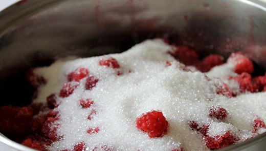 1. Этап. Малиновое варенье жидкое: 2. Засыпаем ягоды сахаром и оставим постоять, пока ягоды не пустят сок.