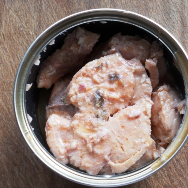 1. Этап. Салат из консервированной горбуши: С консервированной горбуши сливаем жидкость.