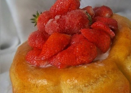 1. Этап. Пирог Брилья-Саварен: Смешайте воду с сахаром и ромом, доведите почти до кипения. Ромовый сироп готов! Поливаем им наш пирог. Сверху украшаем клубникой, крем по желанию. Приятного аппетита!