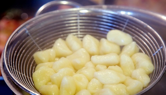 1. Этап. Гноччи: Готовые гноччи достаньте из воды. На сковороде растопите сливочное масло и добавьте листья шалфея (порвите их на части руками).