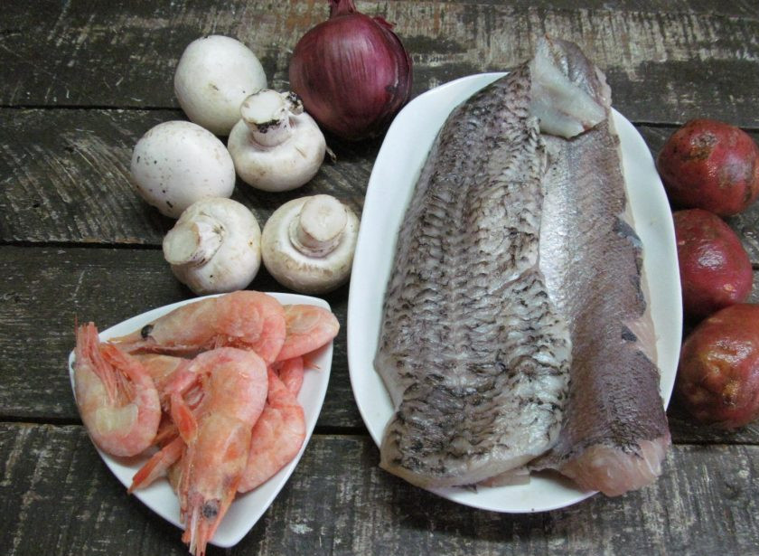1. Этап. Рыбная скоблянка с креветками: Подготовьте все продукты для скоблянки. Нам понадобятся - лук репчатый или красный, шампиньоны, картофель, креветки и несколько видов рыбы. У меня хек и ледяная рыба. Картофель варим целыми клубнями до готовности, можно варить в мундире или почистить.