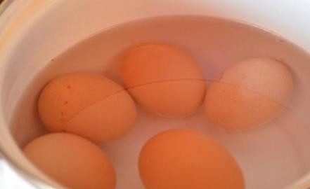 1. Этап. Као Ка Му: Ставим вариться яйца. Потом необходимо их остудить и почистить.