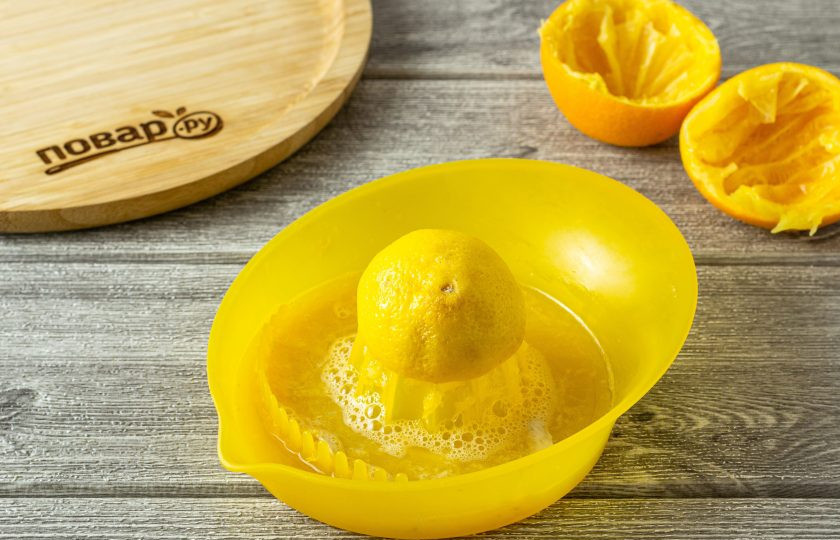 1. Этап. Сок из тыквы и яблок на зиму: Из апельсинов и лимона выжмите сок.