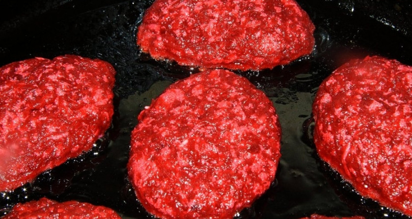 1. Этап. Оладьи из свеклы: 4. Сковороду отправляем на огонь с подсолнечным маслом, ложкой выкладываем оладьи и обжариваем с двух сторон до румяной корочки.