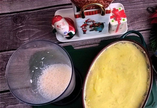 1. Этап. Картофельная запеканка с консервированным тунцом: Третий слой - вторая часть пюре. Теперь нам нужно слегка взбить яйцо с солью и сливками. Я это сделаю погружным блендером. Можно использовать ручной венчик или вилку обыкновенную.