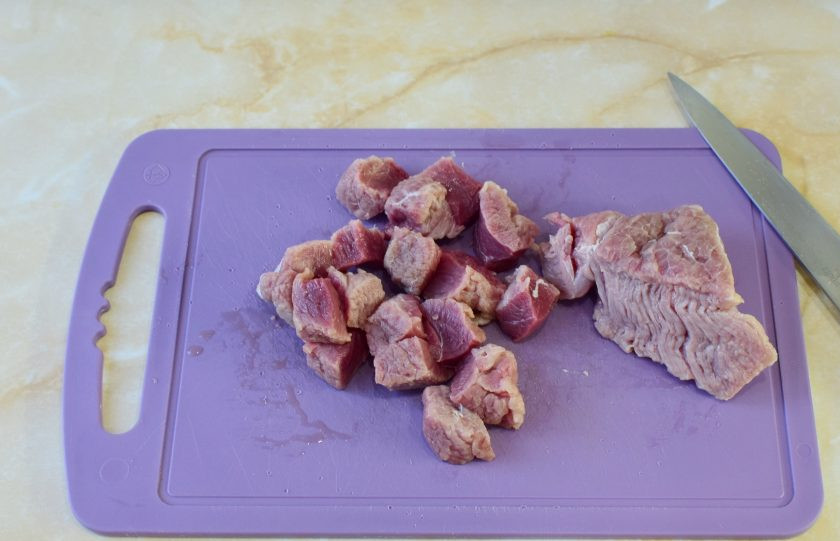 1. Этап. Лосятина с киви: Затем мясо извлеките из воды и обсушите бумажными полотенцами. Нарежьте его на кусочки небольшого размера. Такие быстрее приготовятся.