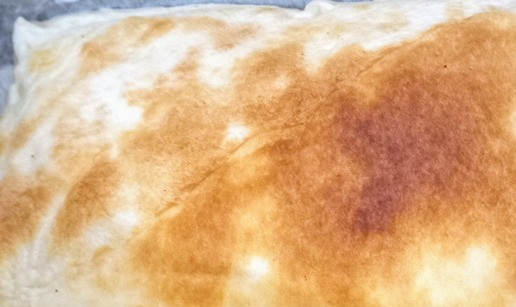 1. Этап. Пирог из Сербии: Разогреть духовку до 220С. Выложить слоёное тесто на соответвующую бумагу и запекать его 10 минут.