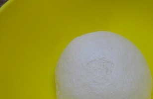 1. Этап. Расстегаи с индейкой: В воде размешать соль и сахар и вылить в муку. Добавить масло ( у меня для этих целей горчичное масло) и замесить тесто. Оставить в тепле для подъема.