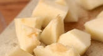 1. Этап. Пюре из груши для грудничка: Нарезать небольшими кусочками.