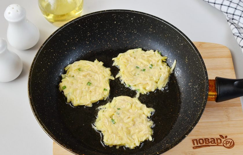 1. Этап. Вкусные картофельные драники: Разогрейте ложку масла в сковороде, выкладывайте картофельную массу, формируя круглые лепешки. Жарьте до золотистой корочки.