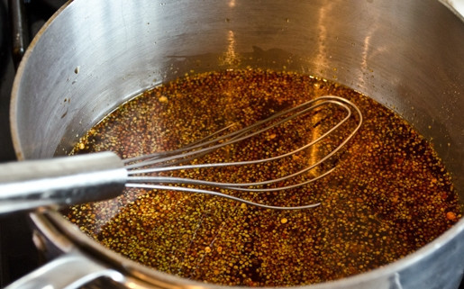 1. Этап. Сёмга в глазури: 1. В сотейнике соедините соевый соус, мирин, уксус, сахар, горчицу, перец, воду и крахмал.