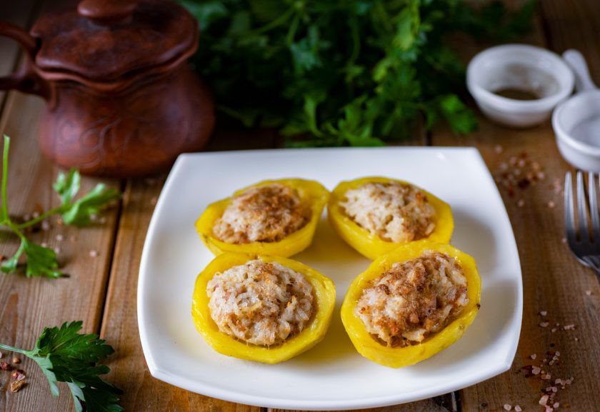 1. Этап. Картофель, фаршированный с рисом: Готовый фаршированный картофель подавайте к столу горячим.