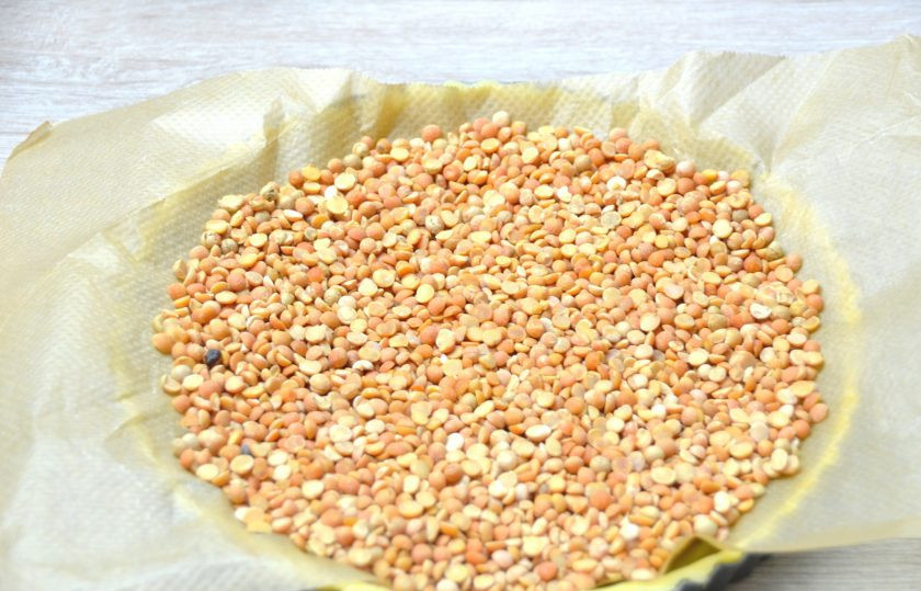 1. Этап. Американский лимонный пирог: Накройте заготовку бумагой для выпечки, насыпьте груз (горох, фасоль и т.п.). Поставьте в разогретую до 180 градусов духовку на 15-20 минут, после чего уберите груз и подпеките еще минут 10 до легкого зарумянивания.