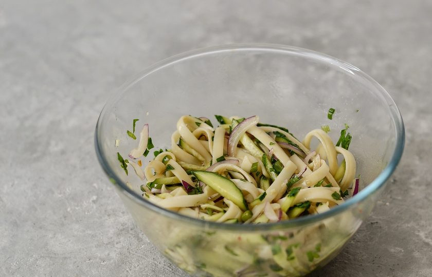 1. Этап. Китайская холодная лапша: В сковороде разогрейте ложку растительного масла, залейте им блюдо. Хорошенько перемешайте.