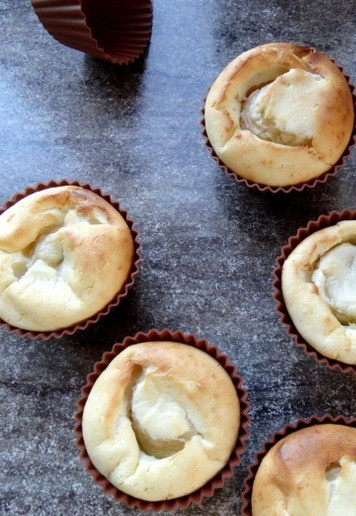 1. Этап. Сырники из творожного сыра с бананом: Выпекать при температуре 180 градусов до румяного состояния. У меня ушло 20 минут. Один сырник сделал смайлик )).