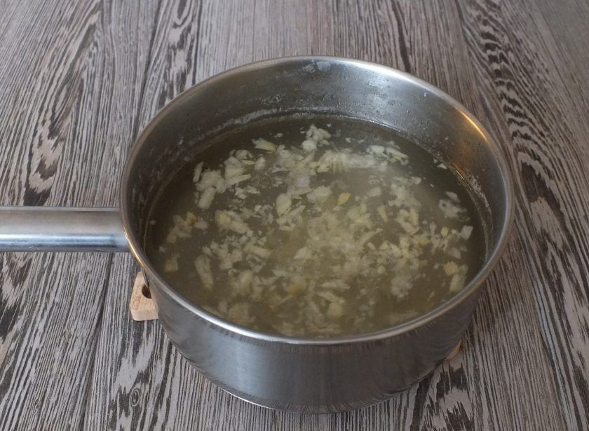 1. Этап. Капуста Провансаль с виноградом и яблоками: В сотейнике смешайте измельченный чеснок, воду, уксус, сахар, соль, растительное масло. Поставьте на огонь, доведите до кипения, проварите 2 минуты. Снимите с огня.