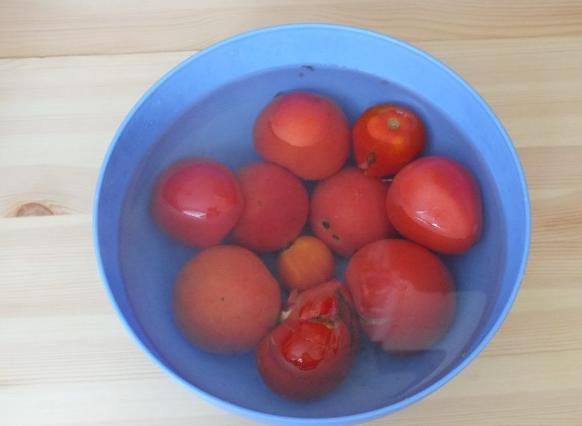 1. Этап. Аппетитка: Положите помидоры в глубокую чашу и залейте крутым кипятком. Оставьте остывать.