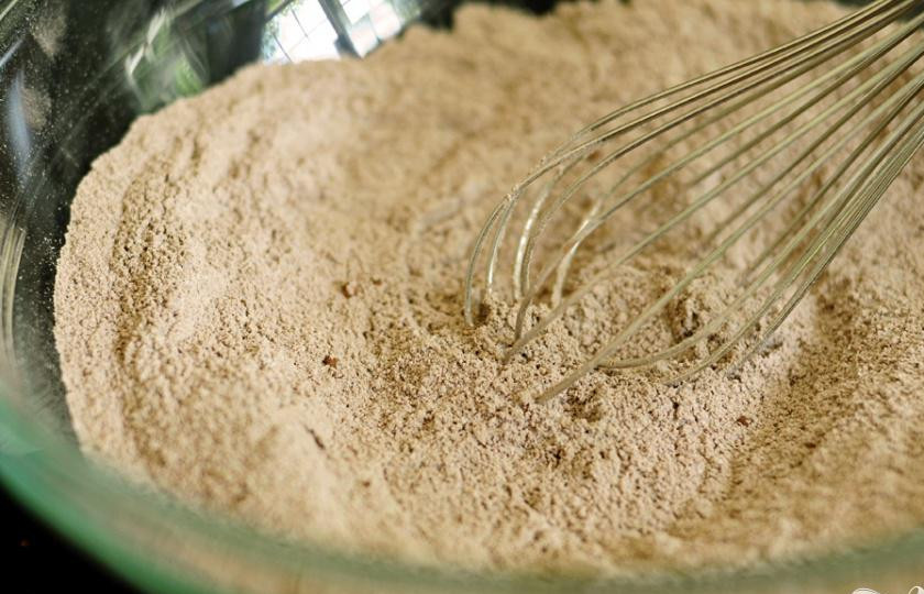 1. Этап. Шоколадный коблер: 1. Предварительно разогреть духовку до 175 градусов. В большой миске перемешать вместе муку, разрыхлитель, соль, 3 столовые ложки какао-порошка, 3/4 стакана белого сахара.