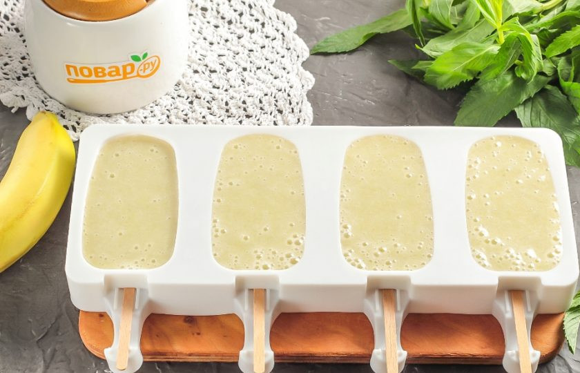 1. Этап. Бананово-огуречное мороженое: Перелейте массу в формочки для мороженого и вставьте в них деревянные палочки. Если формы нет в наличии, то перелейте в широкую емкость и заморозьте в течение 3-4 часов.
