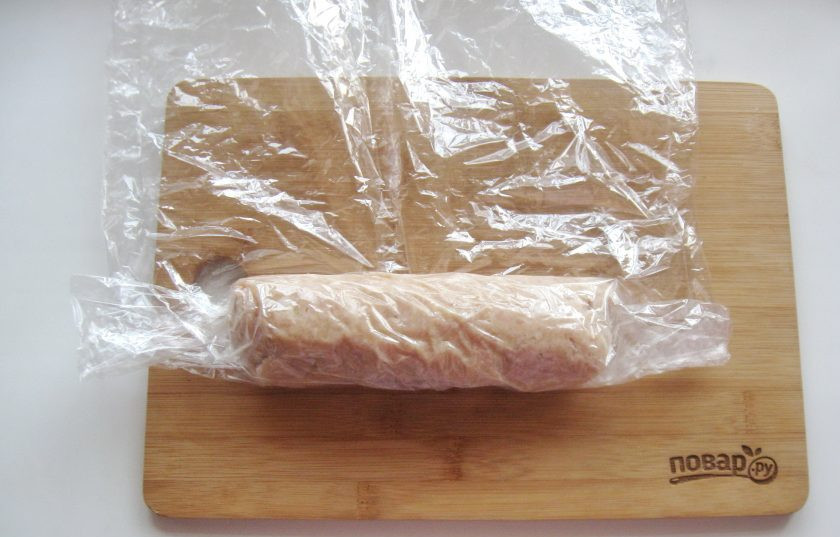 1. Этап. Домашняя колбаса в пакете: Сверните фарш рулетом.