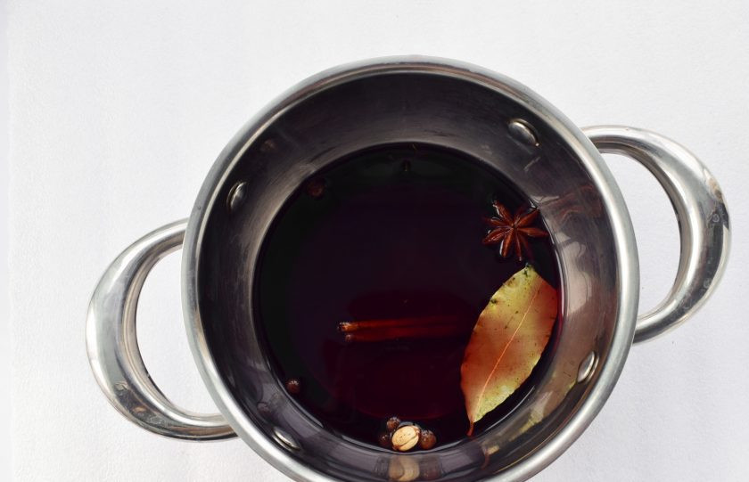 1. Этап. Утка в глинтвейн-маринаде: Влейте вино в кастрюльку, добавьте все остальные ингредиенты для глинтвейна. Нагрейте до 80 °С , остудите до комнатной температуры.