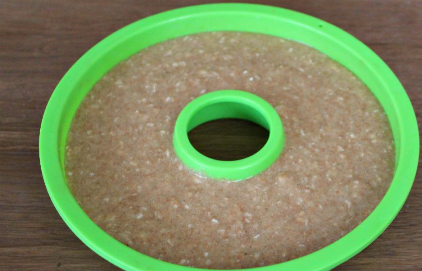 1. Этап. Кекс на кокосовом молоке: Перекладываем тесто в форму для кекса. Выпекаем при температуре 180 градусов примерно 30 минут.