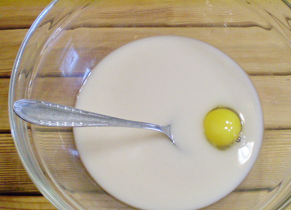 1. Этап. Пирожки постные с грибами: 7. Вводим яйцо и уксус. Перемешиваем ложкой.