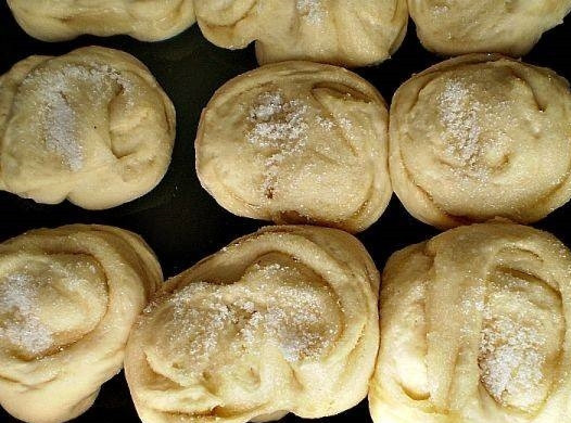 1. Этап. Булочки из дрожжевого теста с сахаром: 5. Скатываем в трубочку, затем сворачиваем в рулет и разрезам посередине, выворачиваем булочку, то же самое проделываем и с остальным тестом. Перекладываем их на противень и оставляем на 1 час.