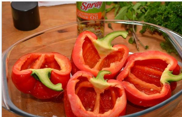 1. Этап. Фаршированные перцы и помидоры: Складываем перцы в форму для выпекания. Слегка сбрызгиваем оливковым маслом.