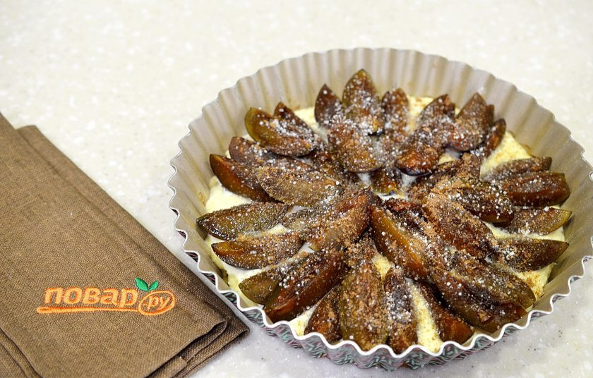 1. Этап. Песочный сливовый пирог: 9. Посыпьте сахаром и корицей.