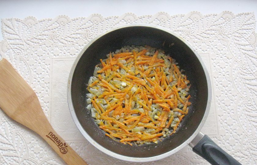 1. Этап. Фасоль в томате в мультиварке: Тушите овощи 10 минут.