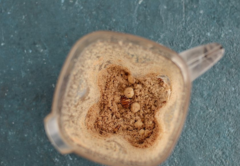 1. Этап. Полезная нутелла: Измельчите фундук в крошку.