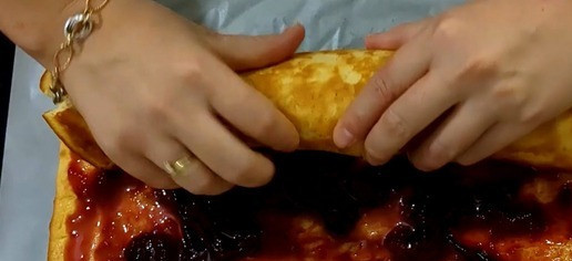 1. Этап. Сладкий рулет с джемом: Осторожно заверните готовый корж в полотенце и дайте остыть. Разверните корж и положите на кухонную бумагу. Равномерно смажьте его сливовым джемом или любым другим по вкусу. Аккуратно сверните в рулет и дайте ему настояться. (чтобы рулет сформировался и не открывался)