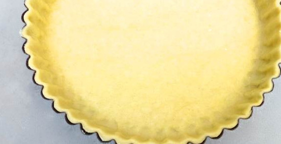 1. Этап. Быстрый пирог с бананами: 6. Тесто раскатайте и выложите в форму.