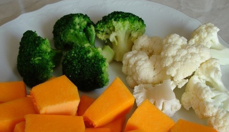 1. Этап. Цветная капуста жареная с овощами: Для начала подготавливаем продукты: тыкву нарезаем на средние кубики со стороной в 3-4 сантиметра, а брокколи и цветную капусту разбираем на соцветия. Наливаем в кастрюлю воду, а когда она закипит, опускаем в нее соцветия на 1-2 минуты.