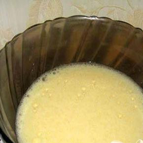 1. Этап. Творожный кекс с изюмом: 2. Теперь смешиваем яйца с сахарным песком и венчиком или миксером взбить.