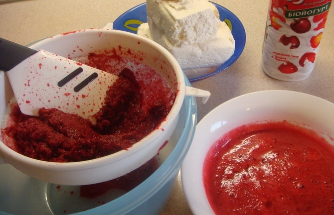 1. Этап. Творожно-йогуртовый торт: Смородину промываем, оставляем пару ягод для украшения, остальную измельчаем в пюре и протираем через сито. Добавляем 50 грамм сахара и перемешиваем.