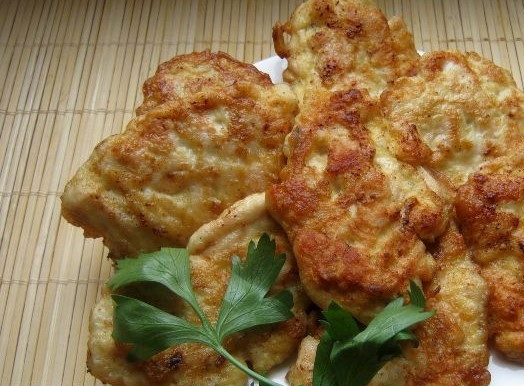 1. Этап. Сочные куриные котлеты из грудки: 8. Готовые котлеты выложите на тарелку. Подавайте с гарниром или просто с овощами.