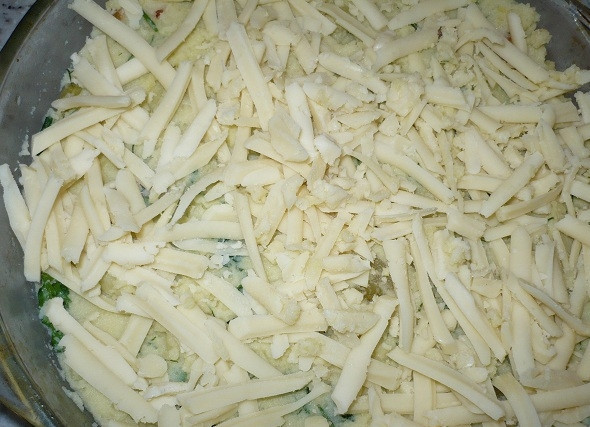 1. Этап. Запеканка из картофельного пюре с курицей: 7. Сверху опять кладем пюре, натираем сыр на крупной терке. Отправляем все в разогретый до 180 градусов духовой шкаф на 40-50 минут. Готовую запеканку немного остужаем, после чего разрезаем и подаем к столу.